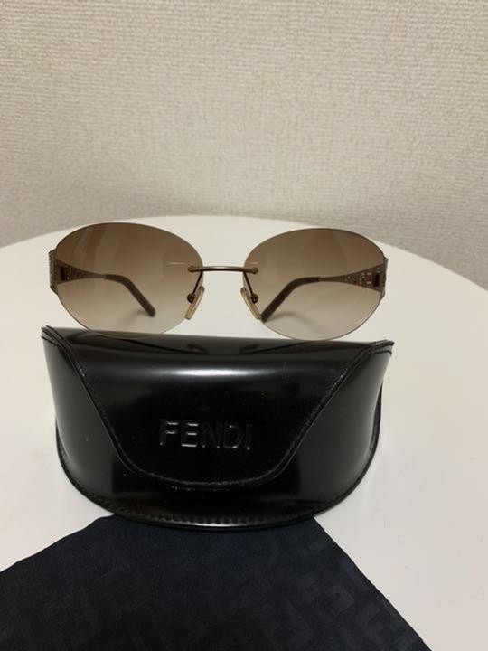 Fendi Luxury Sunglasses for Women and Men Stylish UV Protection