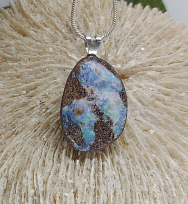 BOULDER OPAL Anhänger Freeform an silberfarbener Kette