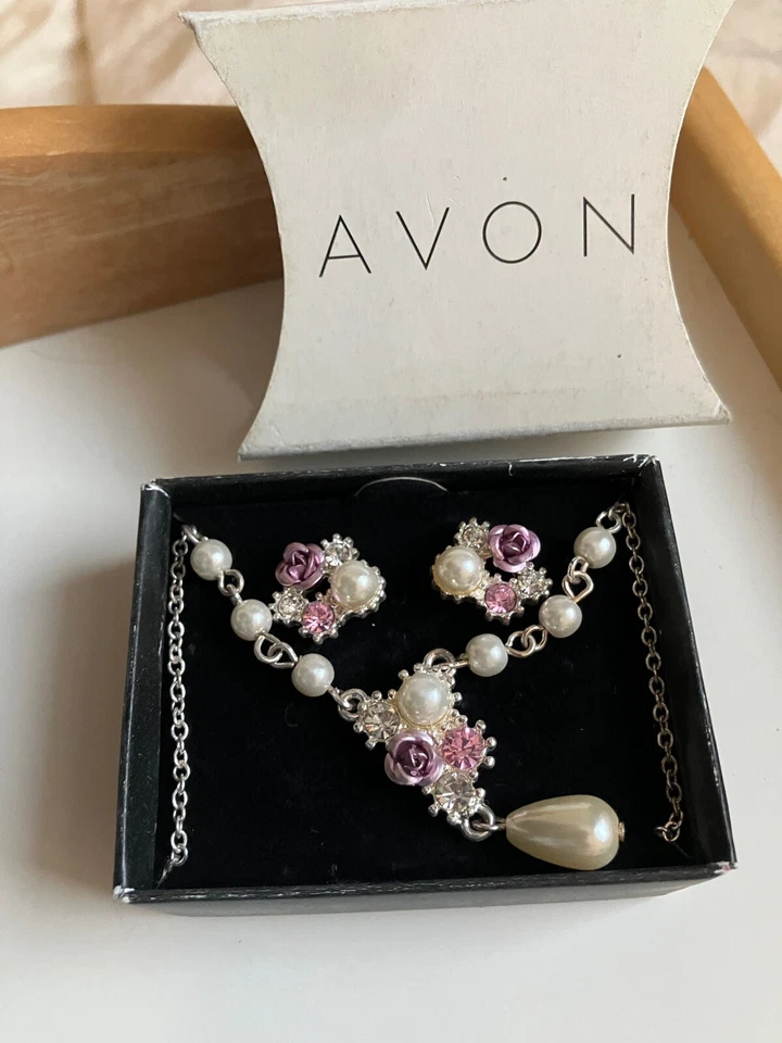 Conjunto de regalo de collar y pendiente Avon Melissa imitación perla púrpura roseta vidrio rosa Foto 3 de 4