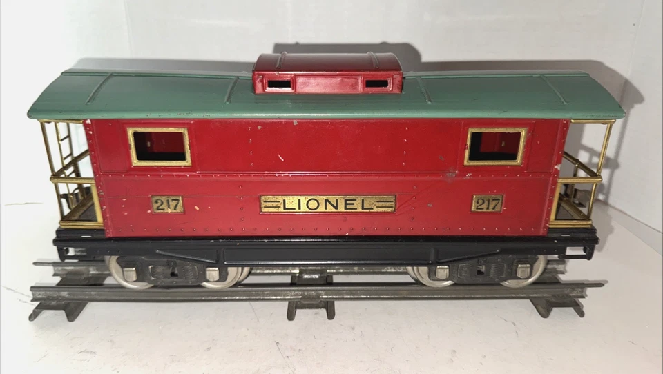 LIONEL PREWAR STANDARD GAUGE 217 ILLUMINATED RED/GREEN CABOOSE - Image 2 of 4