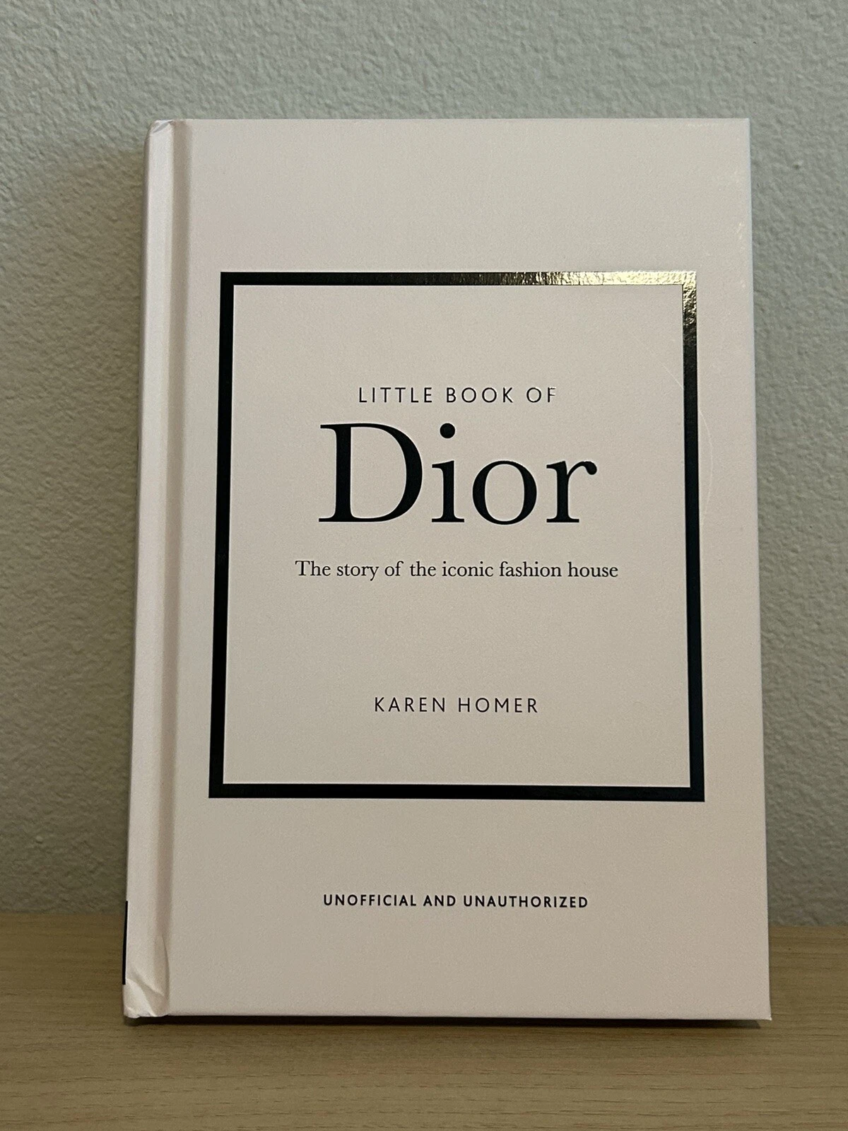 Petits livres de mode série Petit livre de Dior : L'histoire de l'iconique...