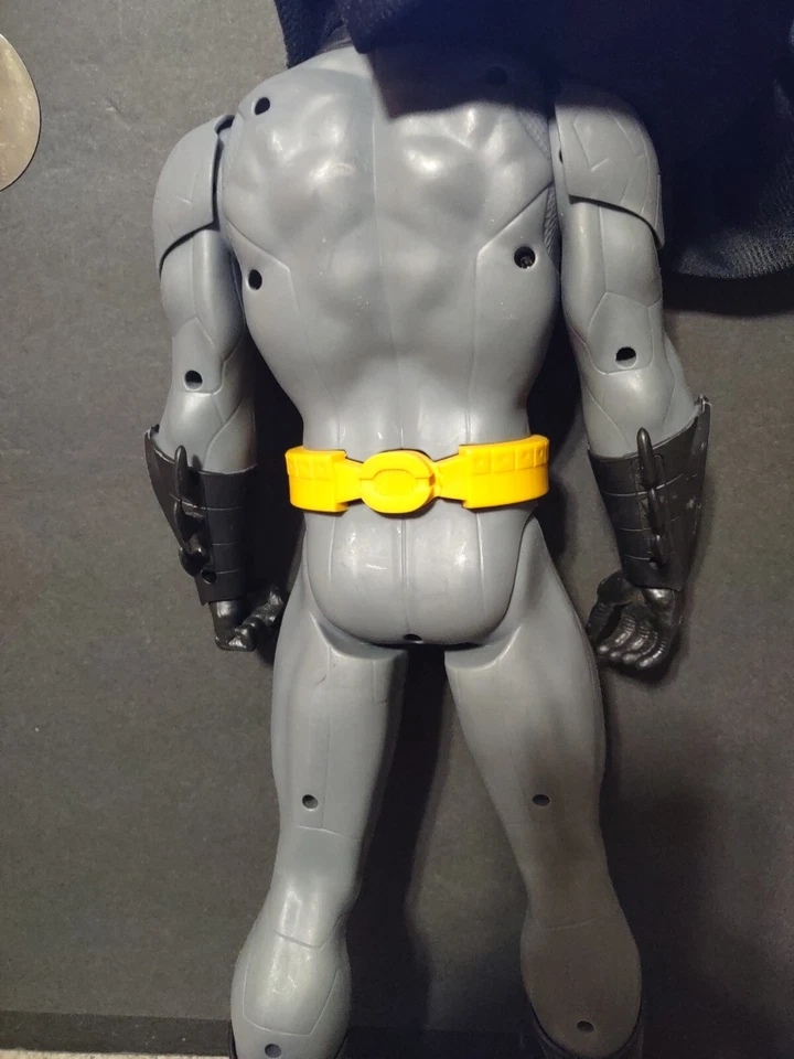 Figura Batman 20" con capa adjunta y brazos y piernas móviles Foto 4 de 4