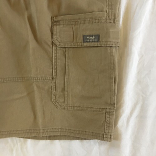 Mens Wrangler Cargo Shorts w Stretch Relaxed Fit Tech Pocket khaki tan size 48 - Picture 2 of 5