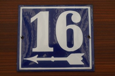 antikes Emaille Hausnummernschild  Nr. 16 mit Richtungspfeil links
