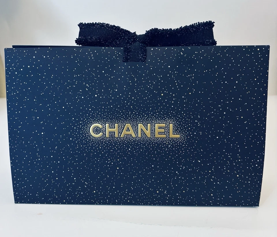 "Bolsa de regalo Chanel edición limitada vacaciones 2025 / tamaño: 8,8"" X 5,6"" X 3""" Foto 4 de 4