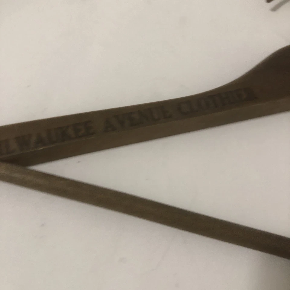 Milwaukee Avenue Clother. 1130 Milwaukee Ave, Chicago I’ll percha de madera de colección Foto 2 de 4