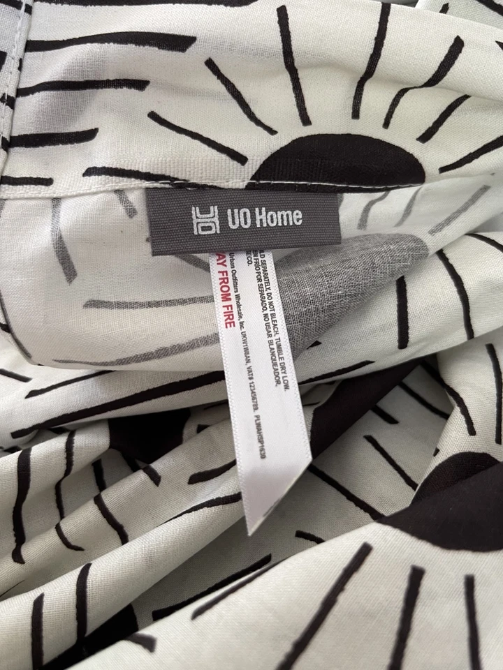 全新 Urban Outfitters UO 黑白 Geo 阳光浴帘 — 第 3/3 张图片