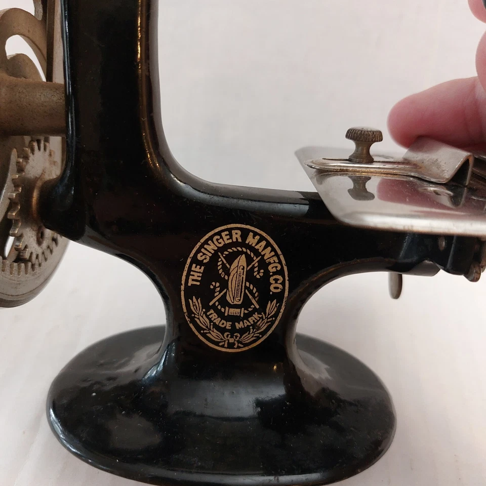 De colección. Máquina de coser Singer Toy emblema blanco. Artículo ideal para coleccionistas. Ht 7" Wt... Foto 2 de 4