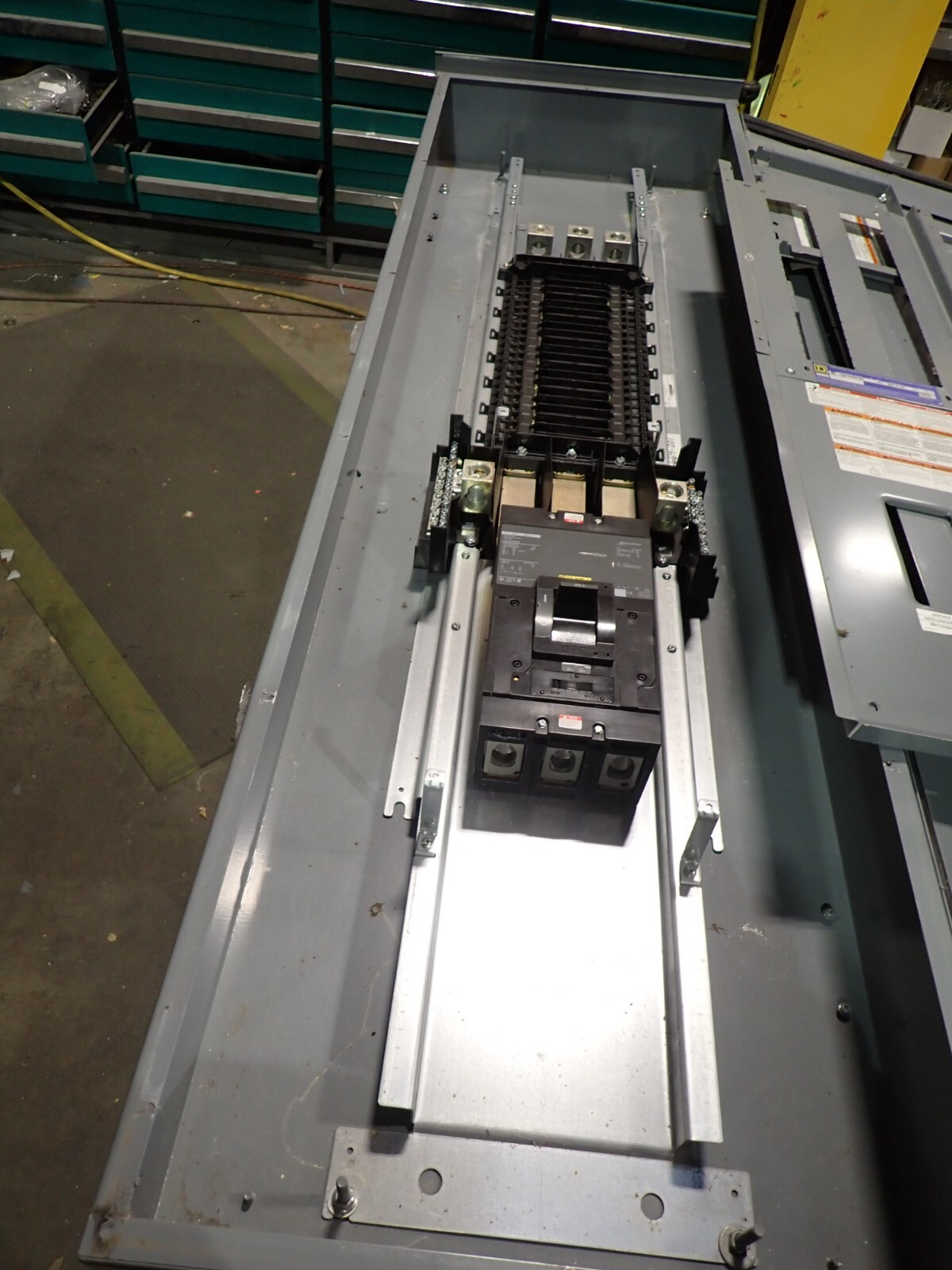 SQUARE D 400 amp Main Breaker 3R Outdoor Panel 240v 3P 4W MH68WP