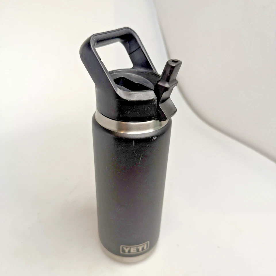 Botella de acero inoxidable aislada al vacío YETI Rambler 26 oz con tapa de chug - negra usada en excelente estado Foto 2 de 4