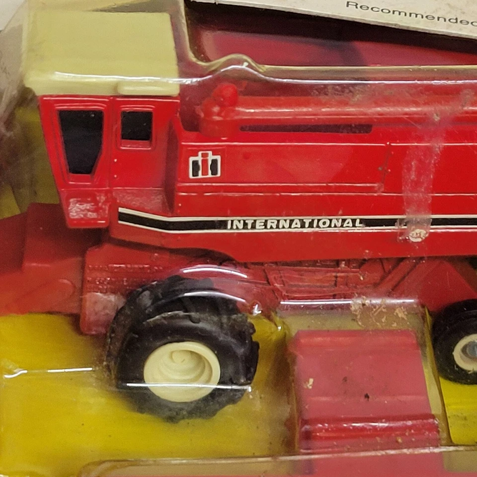 Vintage Ertl 1/80 scale International Harvester combine w/ 2 heads red/white - Image 3 of 4