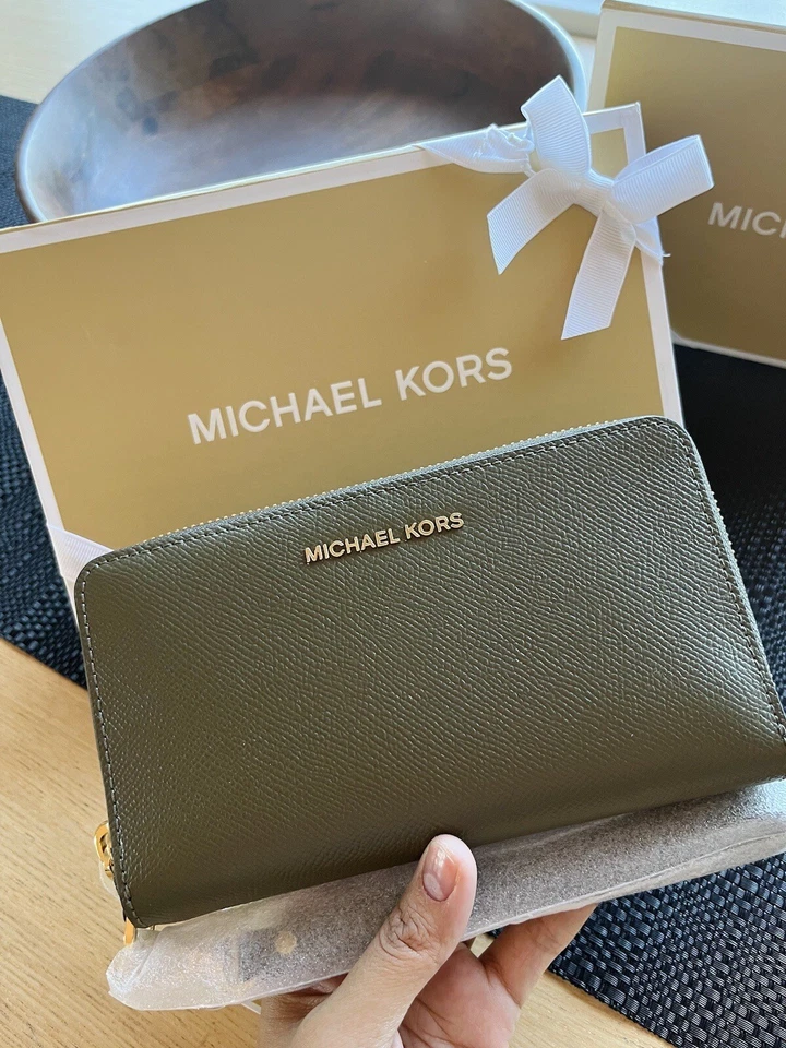 BRAND NEW MICHAEL KORS LARGE SMARTPHONE WRISTLET (AUTHENTIC FROM US) - image 2 of 4