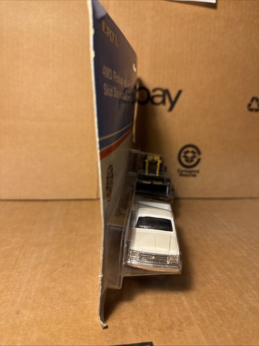 Ertl 164 four-wheel-drive pick up with Ford new Holland skid steer loader - Picture 4 of 4