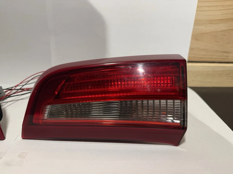 Juego Volvo S60 2011 2018 luz trasera montada en tapa maletero interior derecha e izquierda OEM Foto 3 de 4