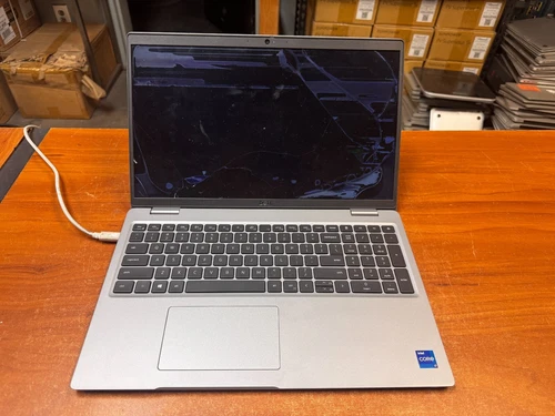 Dell Latitude 5520 15.6" - Intel i7-1165G7 16GB DDR4 No HDD/OS *Bad Display*