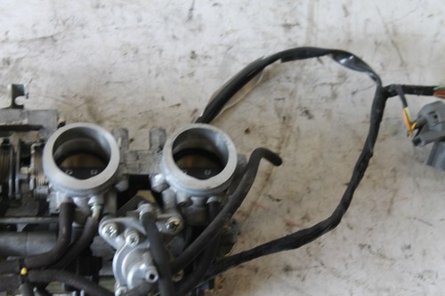 04-06 Honda CBR 600 F4I carburetor fuel injection rail - Picture 4 of 11