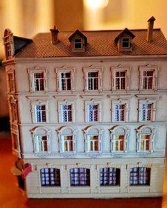 5 story corner Apartment block with for n-gauge model railway with lighting.