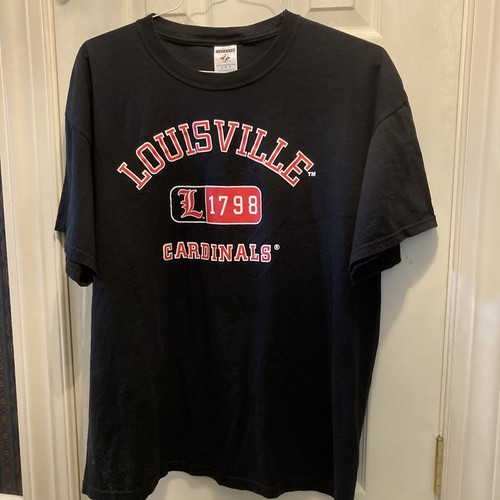 “LOUISVILLE CARDINALS 1798” MENS BLACK SS COTTON T SHIRT SZ XL NWOT