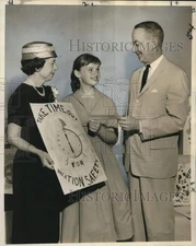 1959 Press Photo Jean Owens receives price from Dudley Andry- Safety Poster