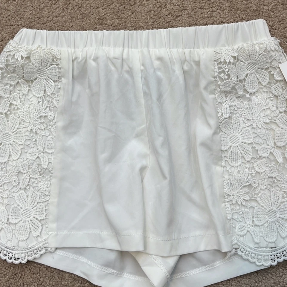 NWT Tobi White Crochet Floral Detail Stretch Waistband White Shorts Size Small - Image 2 of 4