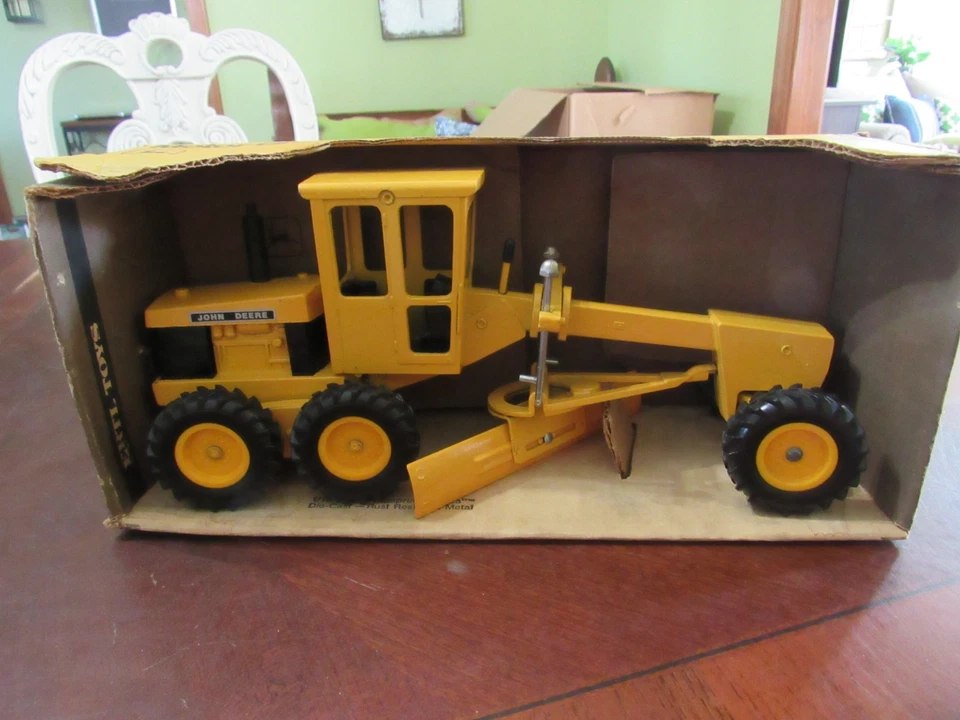 ERTL 1/16 #504 VINTAGE (PRE BAR CODE) YELLOW TOP JOHN DEERE MOTOR RADER - NIB - Image 2 of 4