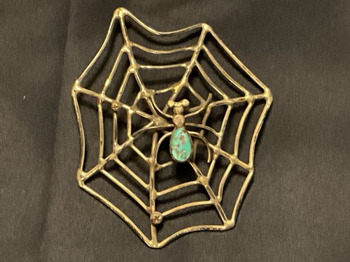 Atemberaubendes und ungewöhnliches Türkis Sterlingsilber Spinnennetz mit Spinnenanhänger.