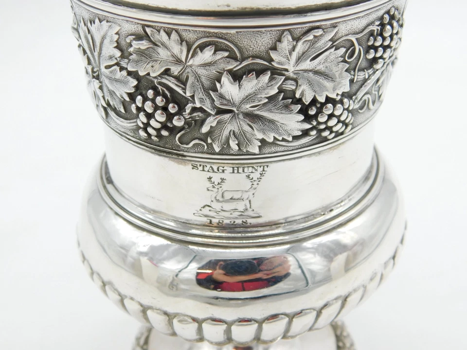 Antigua copa de vino Jorge IV grande de plata esterlina con patrón de vid 1828 Londres Foto 3 de 4