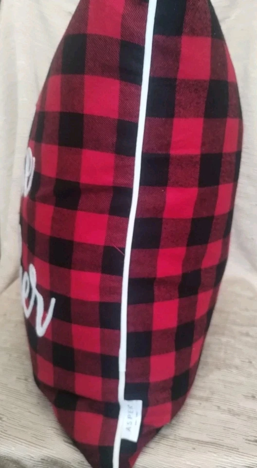 Almohada de Navidad Aspen "Cuddle Weather" roja negra llena de plumas Foto 3 de 4