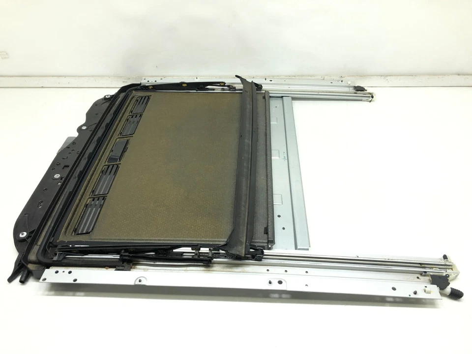 Mercedes-Benz CLS550 W218 2012-2018 marco de techo corredizo OEM. Foto 2 de 4