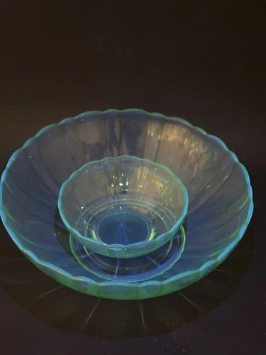 Set Of 2 Green Uranium Anchor Hocking Serving Bowls UV GLOW Mixing Bowls