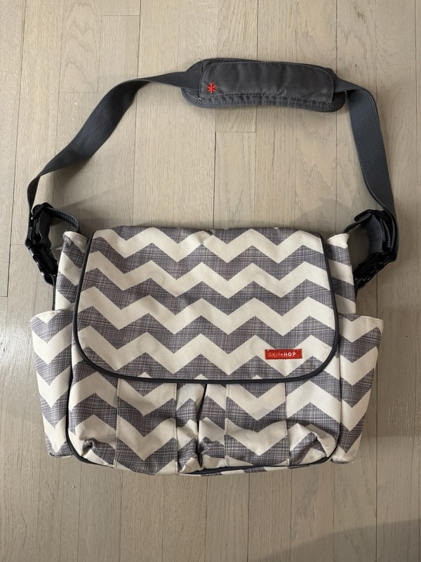 Skip hop cross body diaper bag chevron grey cream