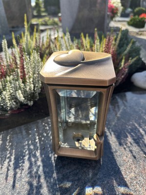 Grablaterne Messing wetterfest mit Herz montiert auf Granit Grabschmuck stilvoll