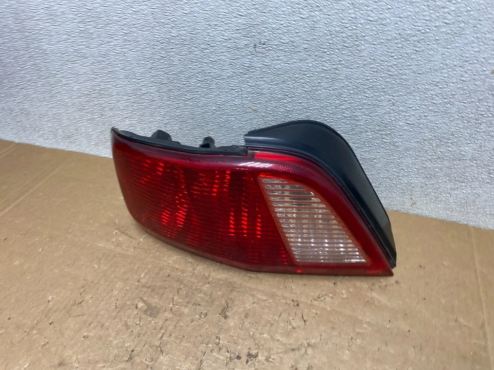 Luz trasera lateral izquierda conductor Mitsubishi Galant 2002 a 2003 OEM V5718 DW Foto 2 de 4