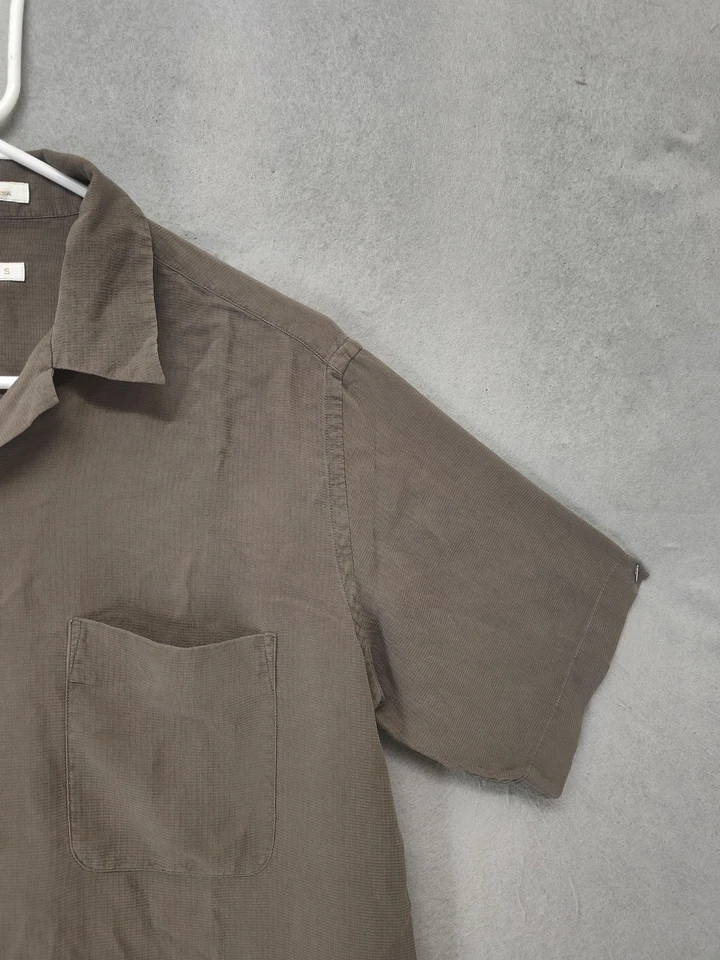 Camisa Perry Ellis Para Hombres Pequeña Marrón Seda Manga Corta Bolsillo con Botones Prenda para el torso de Verano Foto 3 de 4