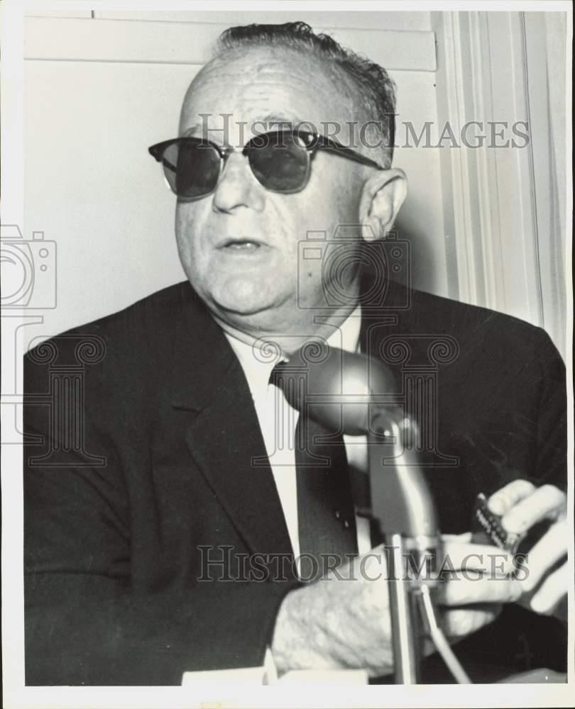 1964 Press Photo Labor columnist Victor Riesel speaks to press - lra49041