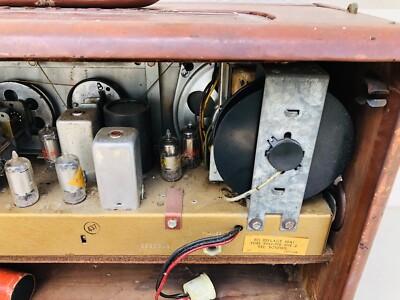 Vintage Zenith Trans-Oceanic Wave Magnet Radio Powers On Vintage Zenith Trans-Oceanic Wave Magnet Radio Powers On