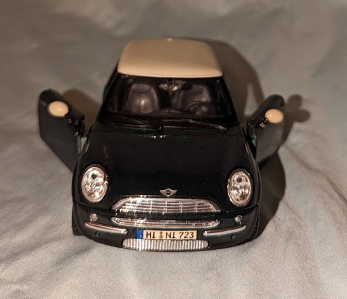 Mini Cooper. Hardtop, Green/ White - 1/24 Scale. Maisto. Diecast Model. - Picture 3 of 8
