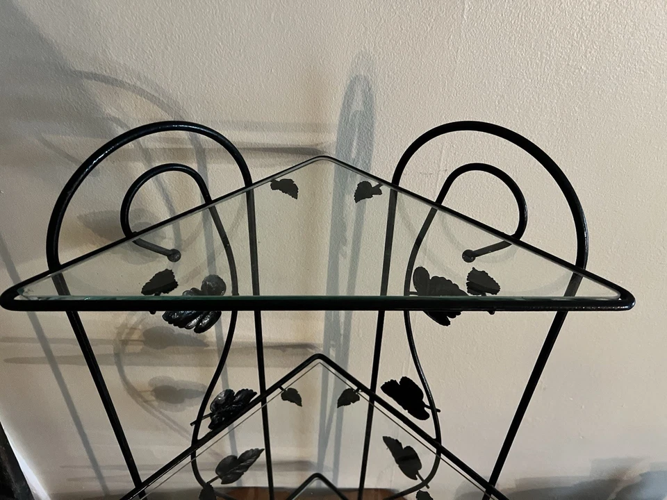 Soporte para plantas de metal de esquina vintage de 3 niveles con estantes de vidrio y detalles de hojas de hiedra Foto 3 de 4