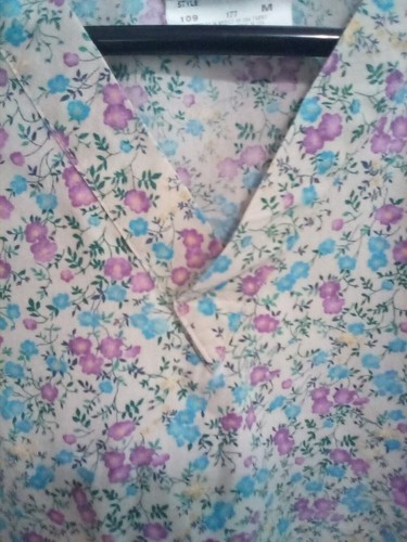 Women's Crest Victorian Flowers Scrub Top Size Med - Picture 4 of 5
