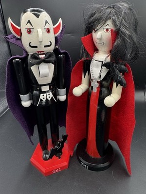 2011 Target Gothic Vampire Bride & Dracula Halloween Wood Nutcracker Set 14  