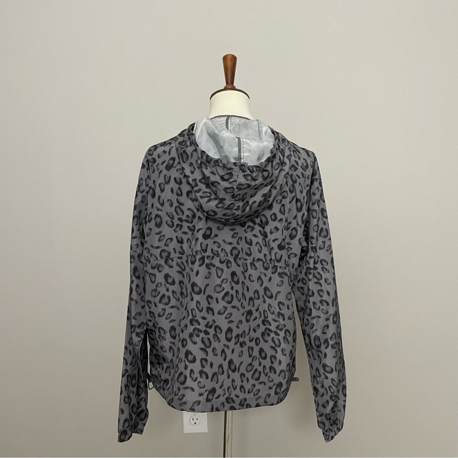 Thread & Supply Jacket Pullover Leopard Animal Pr… - image 8