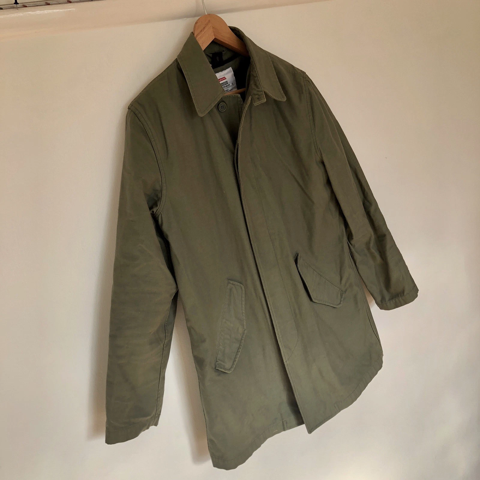 Trench coat olive SUPREME. Taille moyenne. Doublure détachable. Rare et excellent état