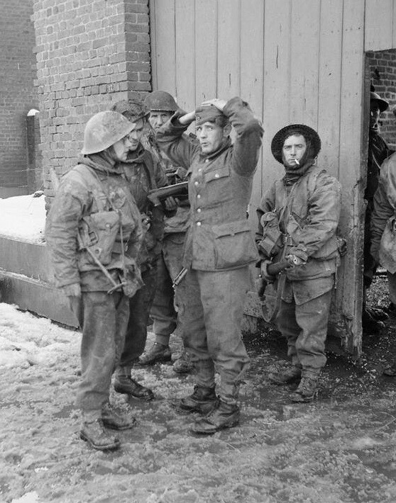 WW2 WWII Photo German Prisoner Of War British Troops POW
