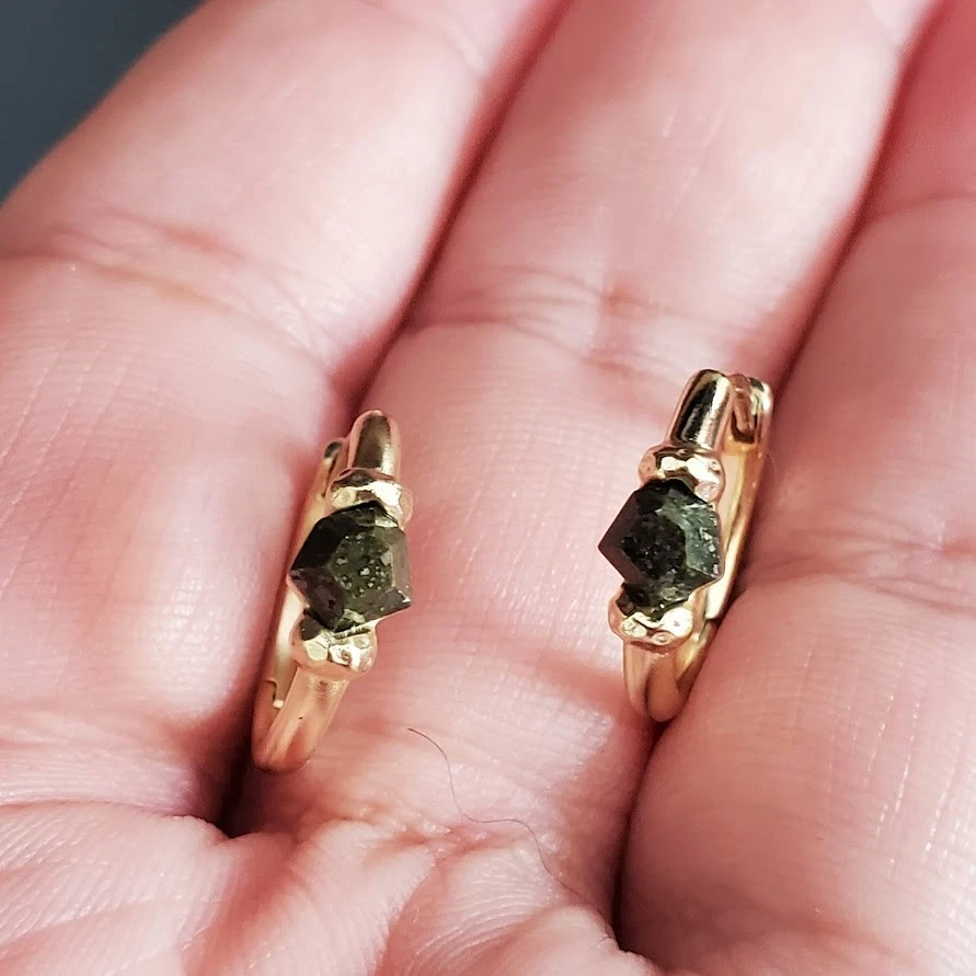 Mini aros Huggie Kendra Scott en placa de oro con piedras verdes pirita delicados Foto 2 de 4