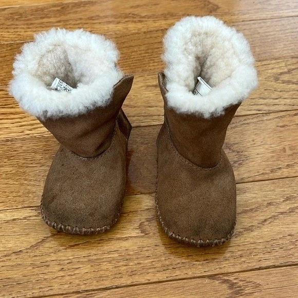 UGG 澳大利亚婴儿靴棕色麂皮绒羊皮衬里婴儿床鞋婴儿幼儿 — 第 2/4 张图片