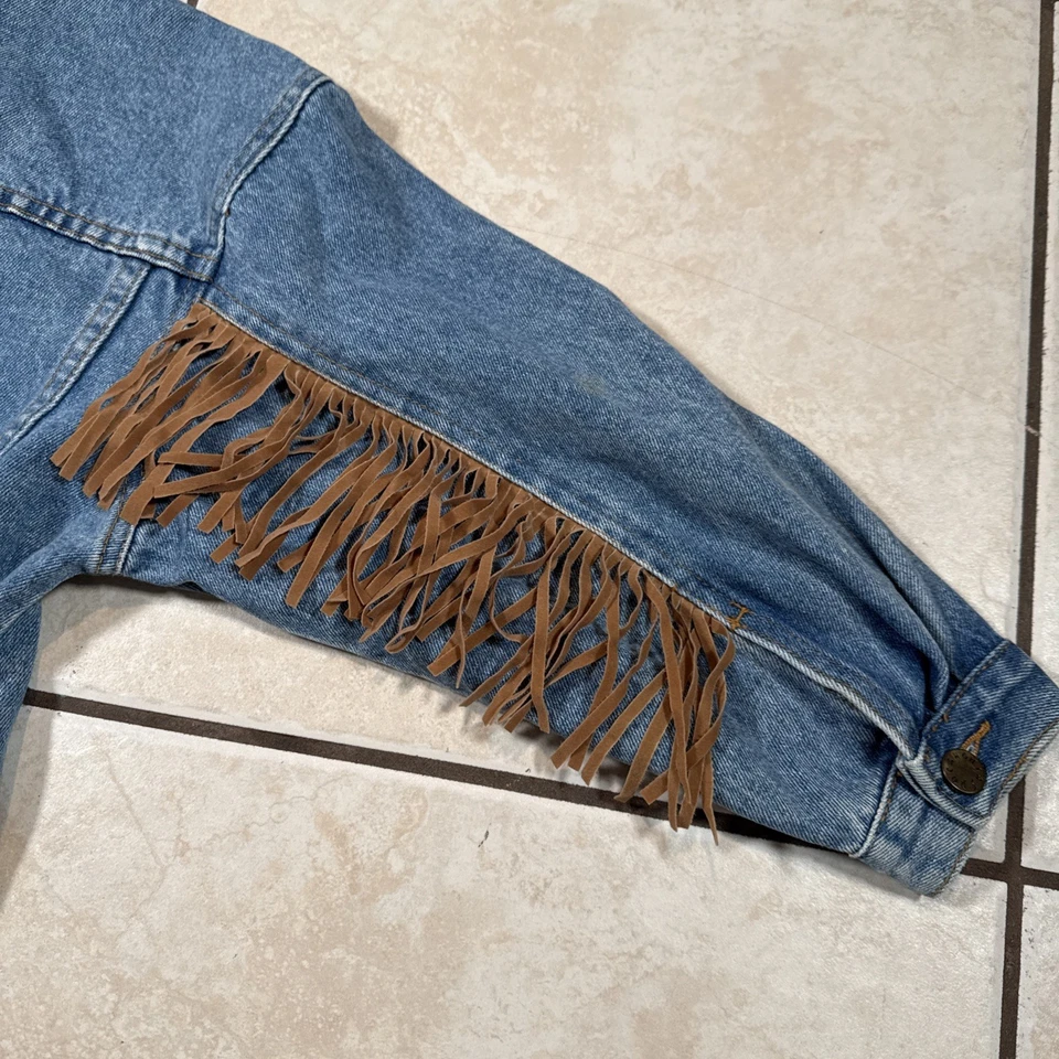 Jaqueta jeans vintage anos 90 The Disney Store Pocahontas meninas franja média - Imagem 4 de 4