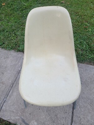 Original Eames Herman Miller Fiberglass Side Chair, Stacking Base / 1023-pys1
