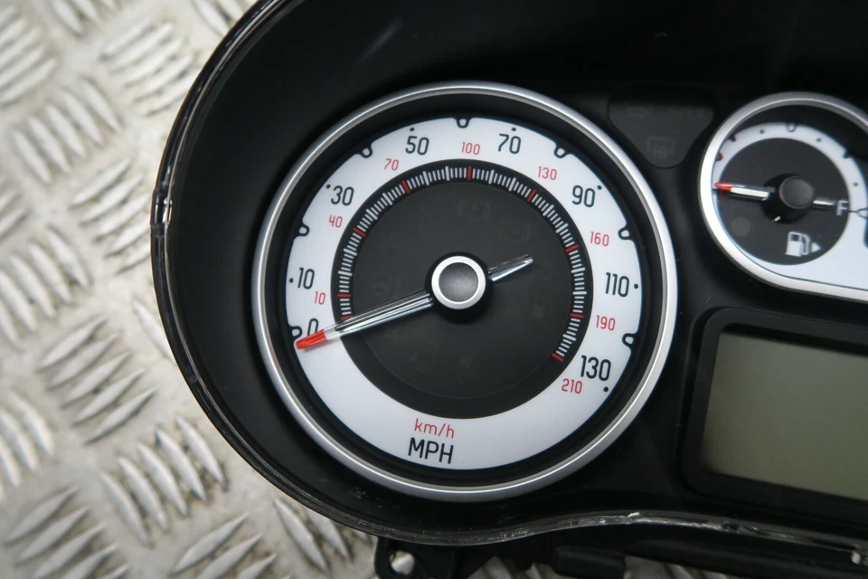 Fiat 500L 2013 5 puertas diésel automático velocímetro cuadro de instrumentos Ref9538 Foto 3 de 4