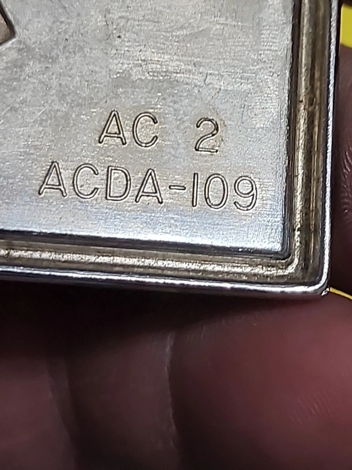 通用原始设备制造商 1991 年 1992 年 Oldsmobile 98 后备箱锁 Flipper 外盖徽章 ACDA-109 OE — 第 3/4 张图片