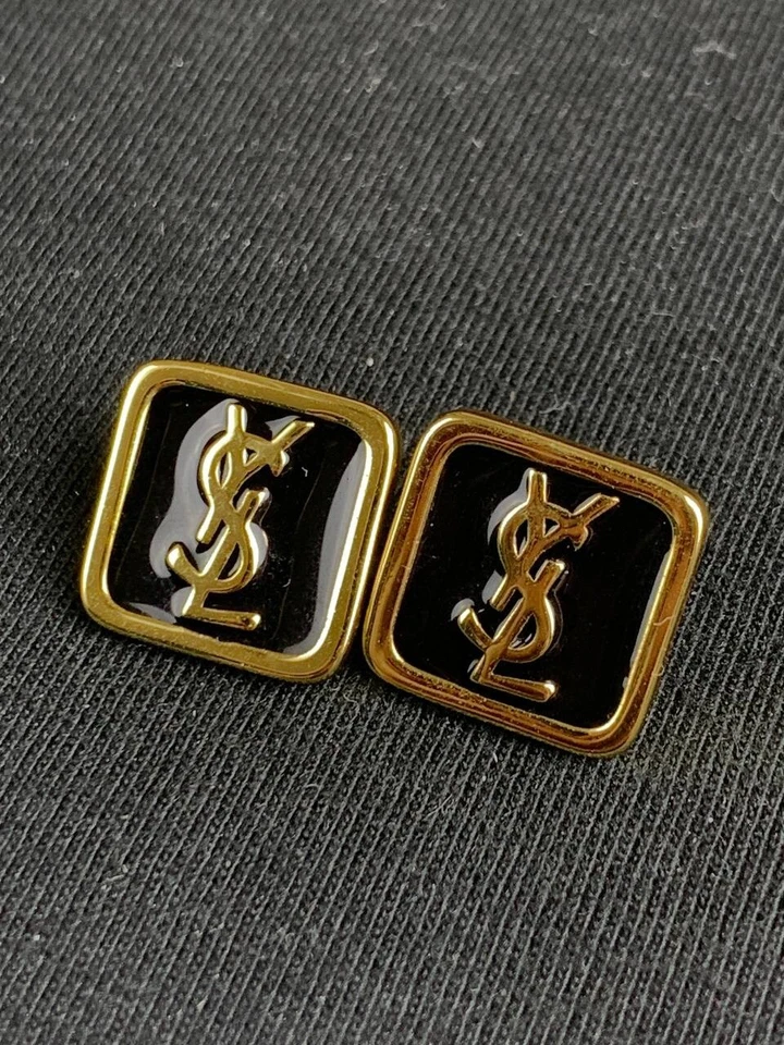 Brincos quadrados esmaltados pretos logotipo YSL ouro ouro Yves Saint Laurent - Imagem 3 de 4